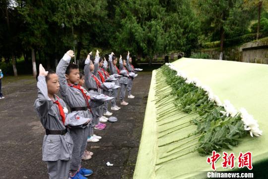 向先烈们献花敬礼。 苗志勇 摄