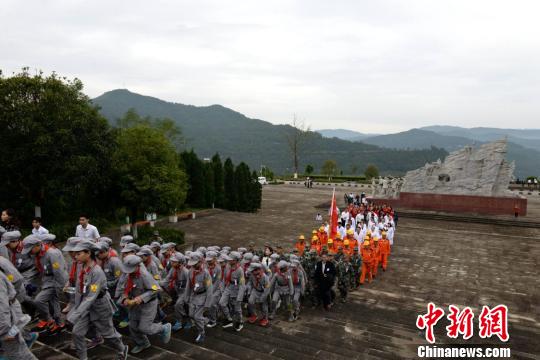 师生们排队走进烈士陵园。 苗志勇 摄