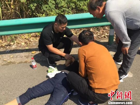 陈含帮助受伤女子处理伤口。公安提供