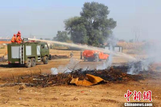 此次演练分为擒敌拳演示、搭建帐篷、风力灭火机分解与结合、防暴队型演练及警棍盾牌操、火线灭火现场模拟、无人机及飞机灭火等八项内容。 潞城新闻中心供图 摄