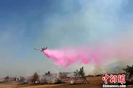 图为无人机及飞机灭火演练。 潞城新闻中心供图 摄