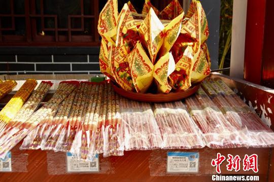 图为山东济南千佛山景区所售卖的香。 孙宏瑗 摄