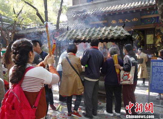 10月17日正值重阳佳节,千佛山风景区正在举办重阳节山会,不少前来逛山会的游客正在上香祈福。 孙宏瑗 摄