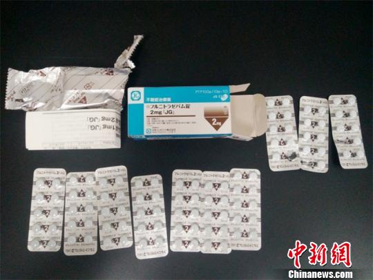 图为海关部门缴获1盒100粒蓝精灵 肖笛 摄