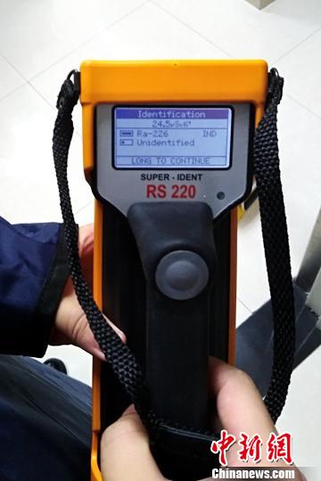 大连海关截获的“保健矿石”放射性严重超标。 康伟熙 摄