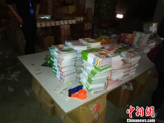 唐某某仓库内的非法少儿图书 全国“扫黄打非”办供图