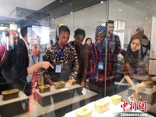 外国友人参观长沙铜官窑瓷器精品。 刘着之 摄