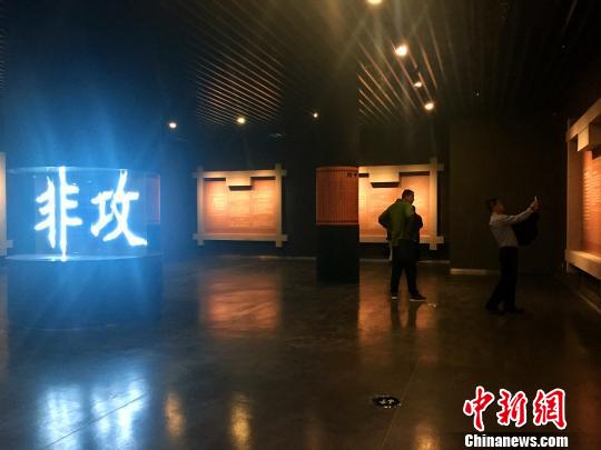 图为游客正在参观山东省滕州市墨子纪念馆新馆。 孙宏瑗 摄