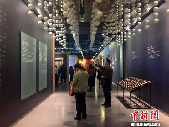 图为游客正在参观山东省滕州市墨子纪念馆新馆。 孙宏瑗 摄