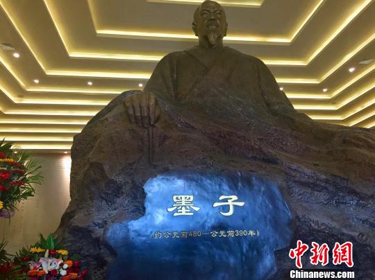 图为山东省滕州市墨子纪念馆新馆所陈列的墨子像。 孙宏瑗 摄