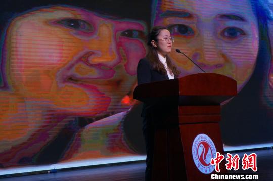 图为李芳老师的女儿代雨辰在报告会上追忆母亲。 韩章云 摄