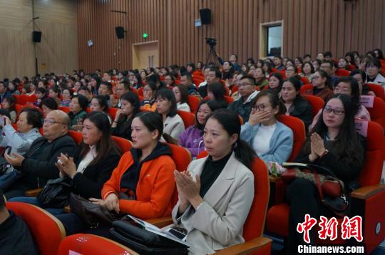 图为报告会现场的观众被李芳老师的事迹深深打动。 韩章云 摄