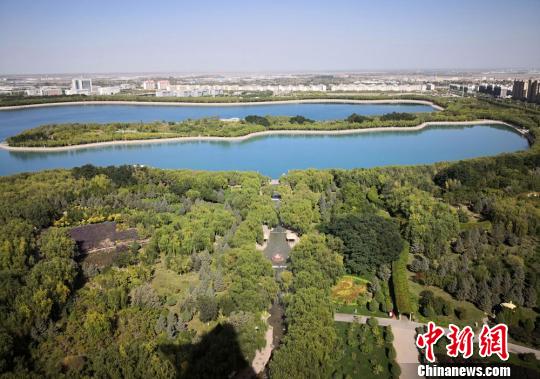 该景区充分体现了“三池水、一片绿”的特色风光,使人与自然融为一体,改善了城市生态环境质量,充分发挥了城市之“肺”的作用。(资料图) 丁思 摄