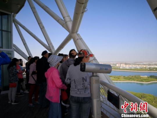 如今的嘉峪关一年四季风景各不同,吸引海内外游客前来体验旅游。(资料图) 丁思 摄