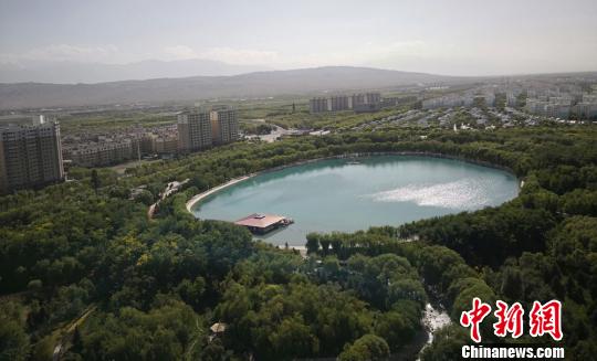 戈壁城市嘉峪关的“城市底色”:从黑白灰到满眼绿