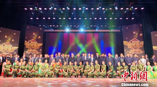 图为全体获奖人员合影。 孙睿 摄