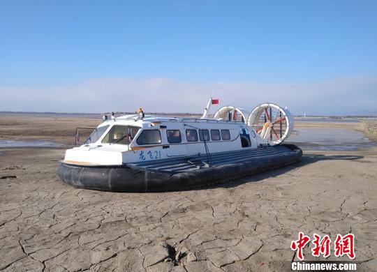 6日,中国同江与俄罗斯下列宁斯阔耶口岸2018年冬季流冰期气垫船运输正式开通。 刘锡菊 摄