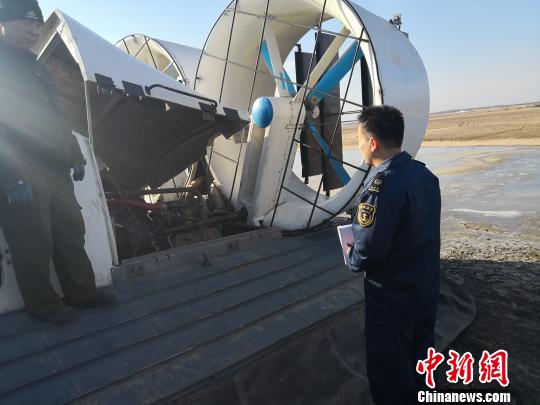 海事部门坚持“一日一船一证”,为企业营造更为宽松的营商环境。 刘锡菊 摄