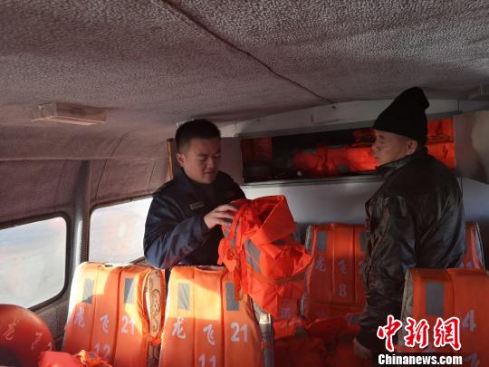 气垫船运输继续采取界河公交化的运营方式,即在每天的通关时间内随到随检随走。 刘锡菊 摄