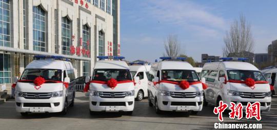 由中华思源工程扶贫基金会、芭莎公益慈善基金向内蒙古捐赠的164辆救护车11月13日分别交付给164家乡镇卫生院。 主办方供图 摄