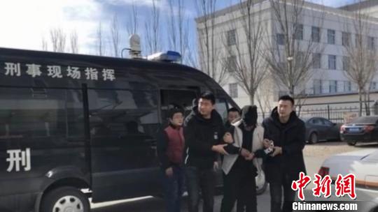 图为警方抓获犯罪嫌疑人。警方供图