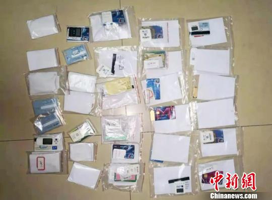 图为警方收缴的部分作案工具。警方供图