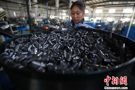 智能车间提升效率。 泱波 摄