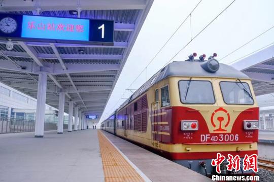 成贵铁路四川段28日开始联调联试,图为列车行驶在成贵铁路上。 吴正琪 摄