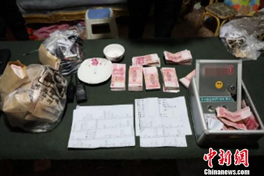 图为警方缴获的赌资。 苟宏伟 摄