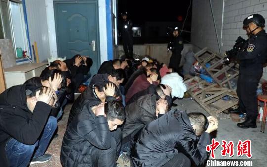 兰州警方捣毁多处赌博窝点缴获赌资21万抓获66人