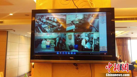 在黄山风景区一家酒店餐厅,游客就餐时便能清晰地看到后厨情况。 杨言 摄