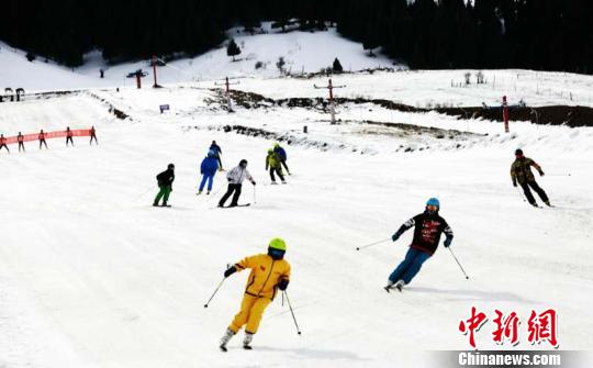 喀拉峻草原上的滑雪场。 朱景朝 摄