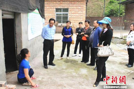 与来访者交流。受访者供图