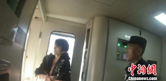 图为“霸座女”被乘警强制带离车厢。(大连铁警供图)