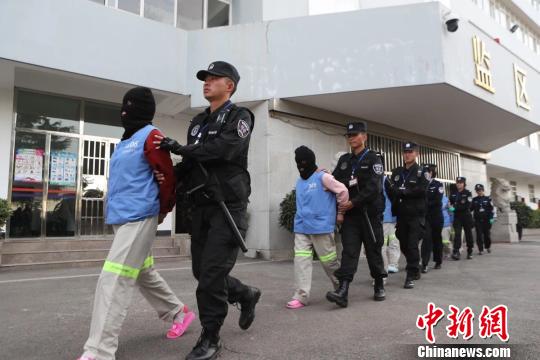 图为被抓获的涉嫌诈骗犯罪嫌疑人。 昆明市公安局供图 摄