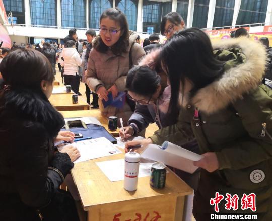 图为高校毕业生填写简历。 崔琳 摄