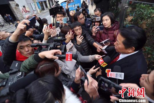 图为被害诉讼代理人接受采访。(作者 张亨伟)