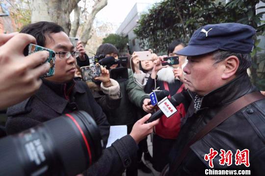 图为被害人父亲接受采访。(作者 张亨伟)