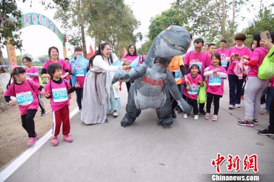 “恐龙”亮相乡村马拉松。主办方供图