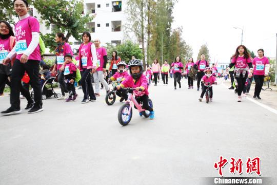 幼童参与到欢乐跑之中。主办方供图