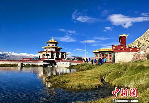 位于世界海拔最高峰珠穆朗玛峰旁的日喀则市定日县克玛乡境内,有一处水草丰茂的地方,那里有大大小小十几个泉眼,全天可以汩汩地冒出清澈的泉水。克玛乡及其相邻的岗嘎镇约80多个贫困户因为泉水而过上了小康生活。图为已经被保护起来的珠峰冰川水源地。中新社记者 赵延 摄