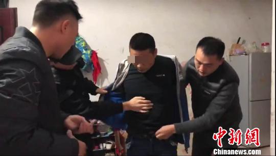 湖北特警保护幼小无辜两度推迟抓捕在逃嫌犯