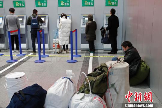 旅客在铁路上海站售票大厅排队购票。(资料照片) 殷立勤 摄