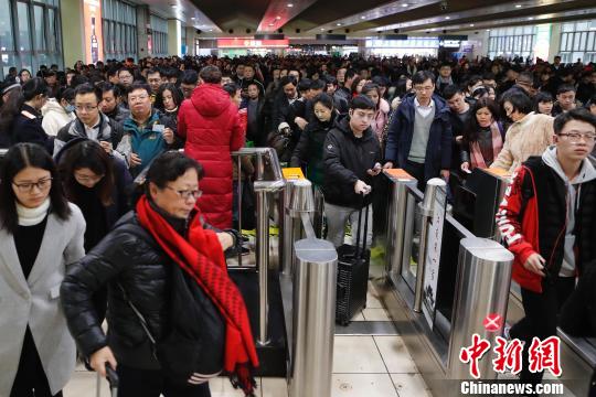 旅客在铁路上海站排队验票上车。(资料照片) 殷立勤 摄