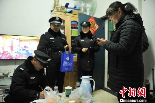 图为民警进入一户居民家中检查。 昆明市公安局供图 摄