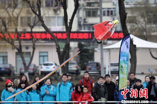 沪港澳飞行嘉年华1月1日在上海市军事体育俱乐部拉开序幕。 张亨伟 摄