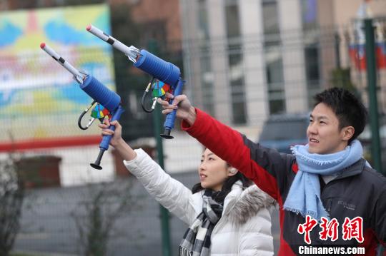 沪港澳飞行嘉年华1月1日在上海市军事体育俱乐部拉开序幕。 张亨伟 摄