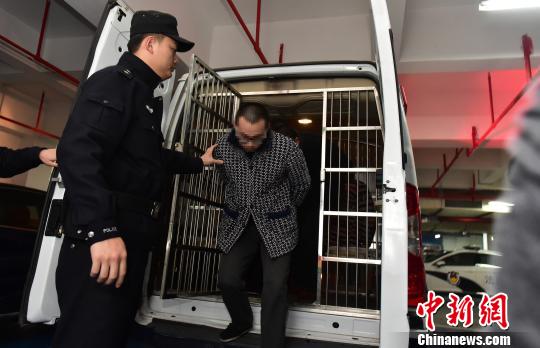 图为民警抓获犯罪嫌疑人。 警方供图 摄