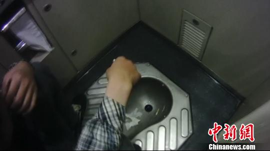 湖北男子坐动车吸烟致列车减速调查期间暴力袭警被拘