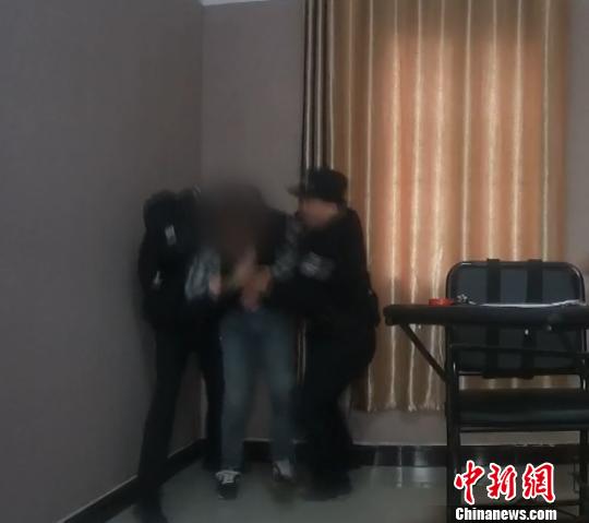 图为,民警再度将该男子张某控制 周磊 摄